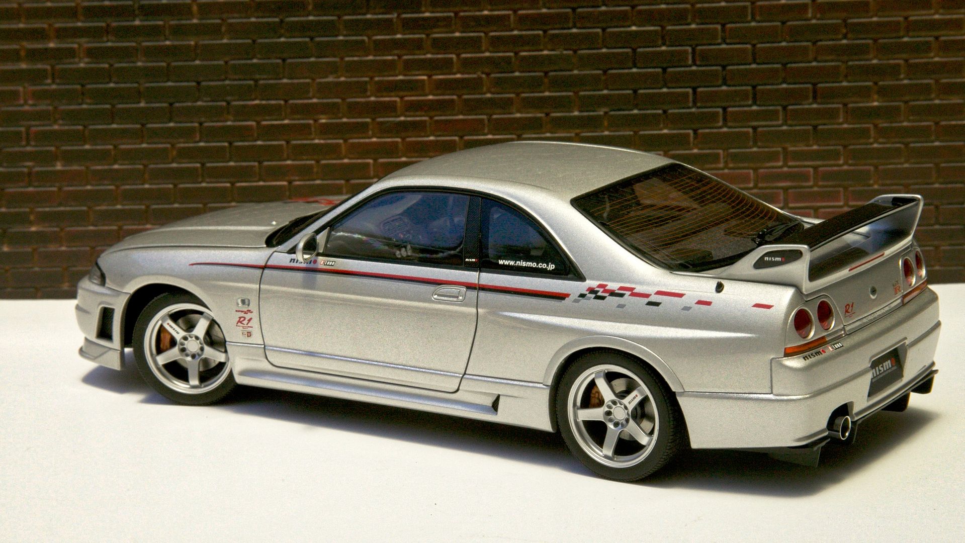 nissan skyline r33 diecast model